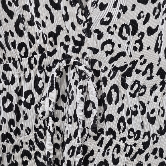 ZARA Wrap Pleated Crinkle Leopard Print V Neck Blouse Black White Size Medium - Picture 4 of 8